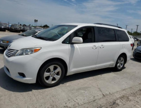 2017 TOYOTA SIENNA SE 