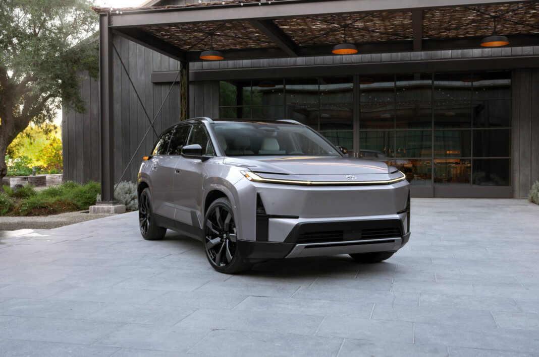 Toyota представила электрический Highlander 2027: запас хода до 515 км и три ряда сидений